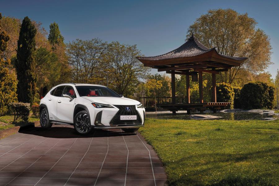  Lexus UX250h F-Sport Engawa 2019 года  (ES) (фото 1 из 11)